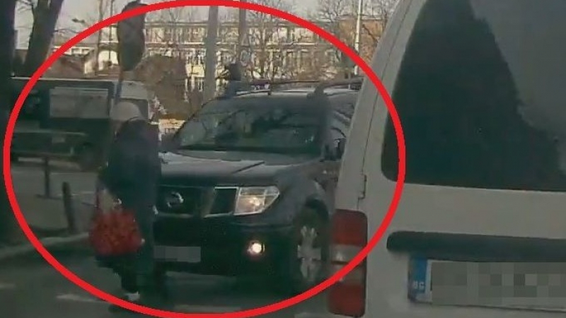 Спирачки и Господ спасиха жена в центъра на София (ВИДЕО)