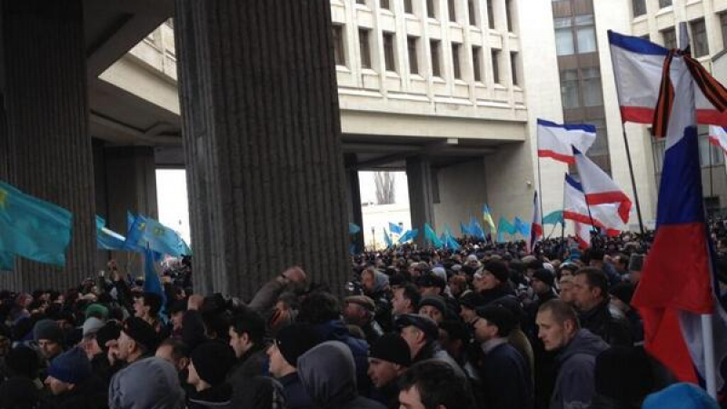 Татари и привърженици на обединение с Русия се сблъскаха в Симферопол (ВИДЕО)