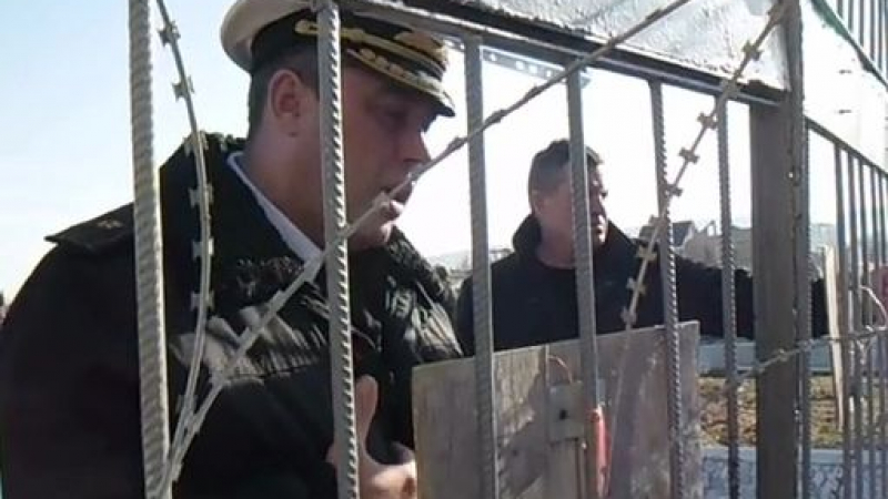 Камера засече контраадмирал Березовский да агитира военни да минат на страната на Крим (ВИДЕО)