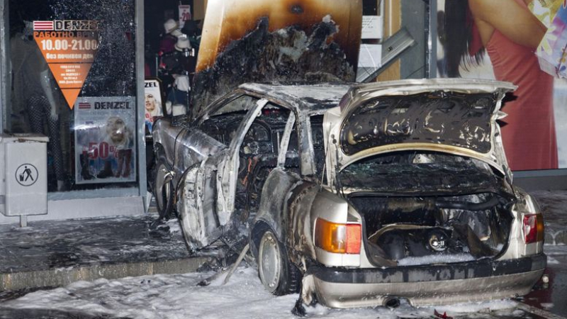 Вижте инцидента, при който джигит се опита да сгази магазин в София (СНИМКИ)