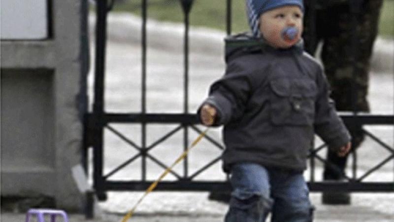Вижте детето, което проби руския кордон, за да прегърне татко (СНИМКИ) 