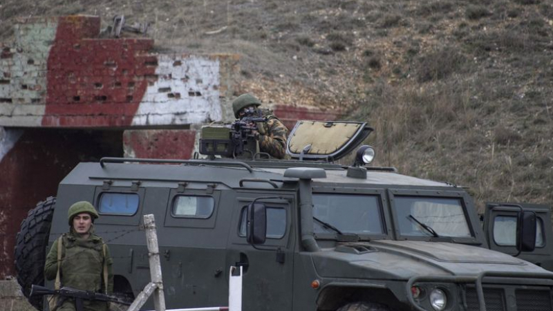 Руската военна техника се върна пред украинските бази в Крим