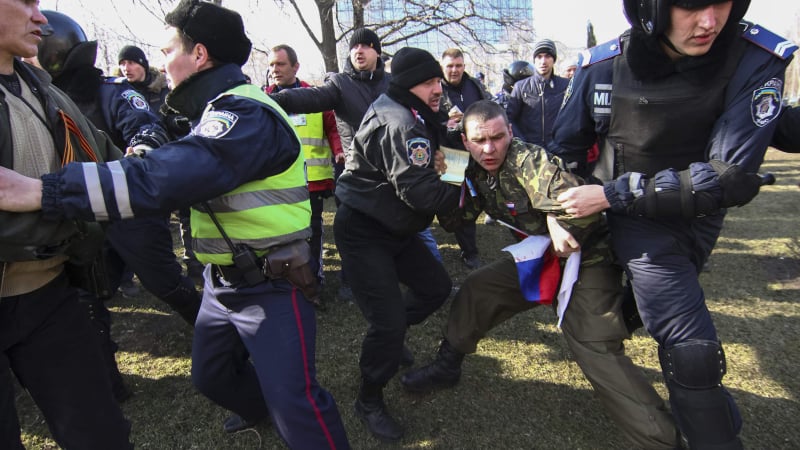 Привърженици и противници на Киев се биха в Донецк (ВИДЕО)