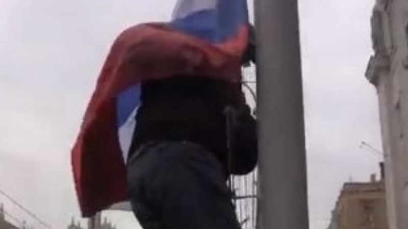 И в Луганск издигнаха руски флаг
