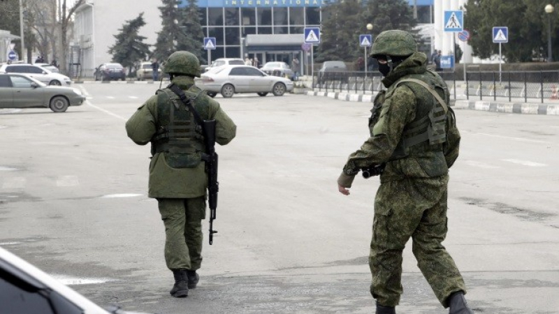 Въоръжени нахлуха в хотел в Крим