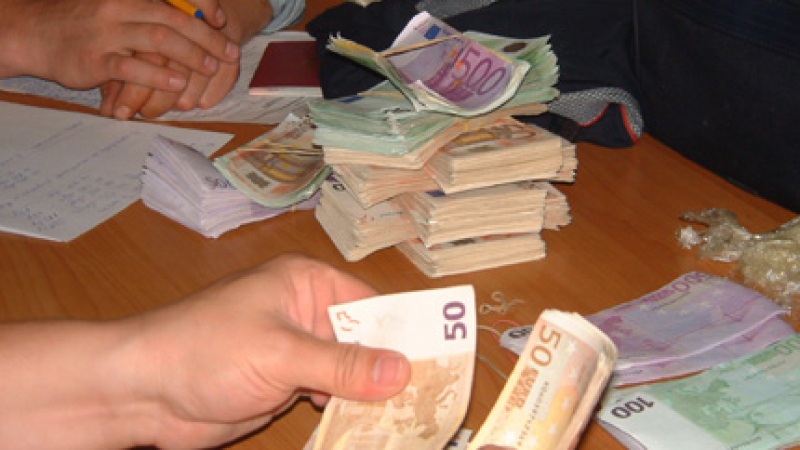 Косовари скриха 20 000 евро менте в задната седалка на автомобил 