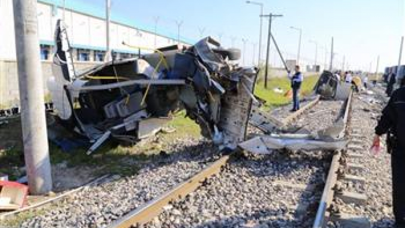 9 загинали и 8 ранени при катастрофа на влак и автобус в Турция