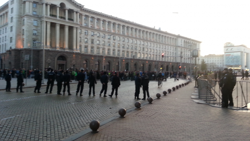 БЛИЦ-ОЧЕВИДЕЦ: Нови протести блокираха София (СНИМКИ/ВИДЕО)