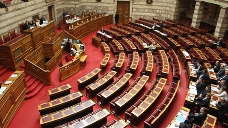 В Гърция режат парите за партиите наполовина