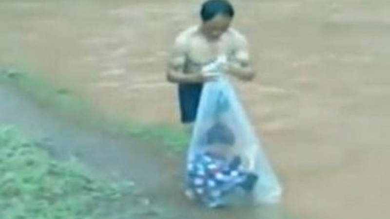 Странен навик: Във Виетнам пренасят децата си в найлонови торбички (ВИДЕО)
