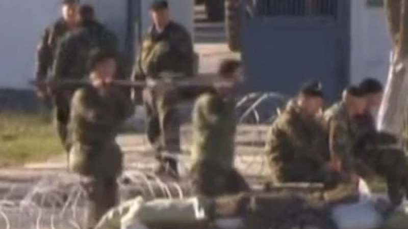 Морските пехотинци във Феодосия с ултиматум към руснаците, готови са да стрелят 