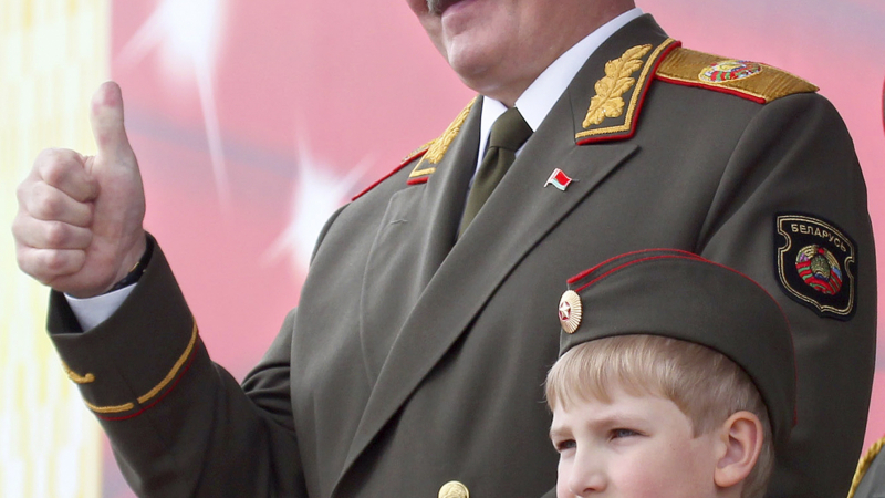 Лукашенко вика армията - ще има ли цветна революция в Беларус? 