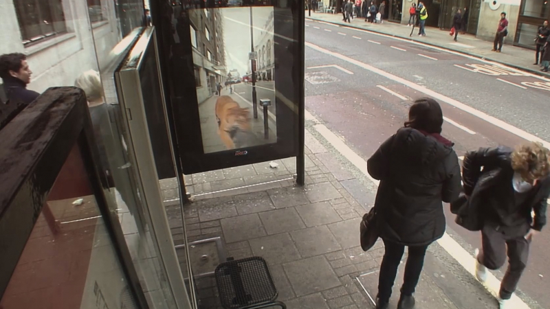 Реклама превърна улична спирка в тоталния хит на Лондон (ВИДЕО)