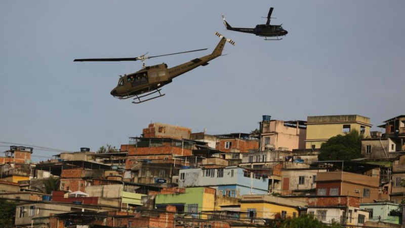 Полицаи с танкове и хеликоптери щурмуваха фавелите в Рио (СНИМКИ/ВИДЕО)