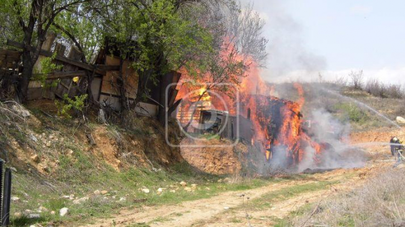 Пожар изпепели къща до болница в Благоевград (ВИДЕО)