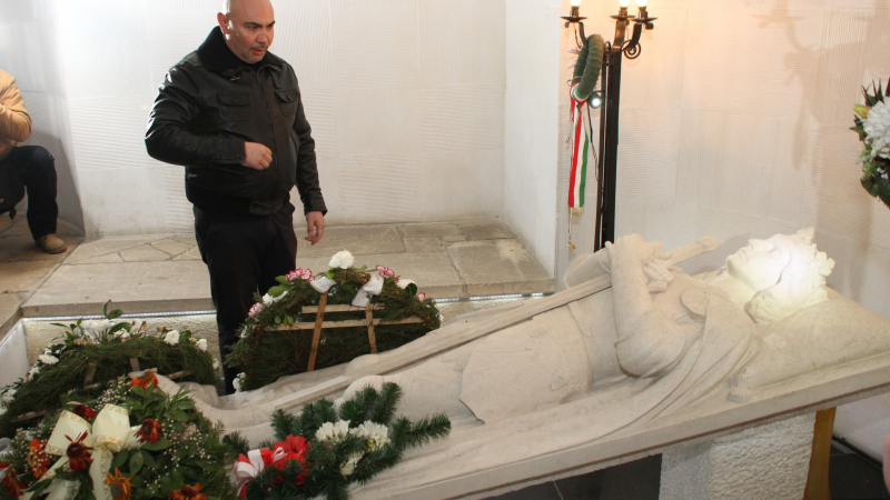 Росен Петров поднесе венец на мавзолея Владислав Варненчик