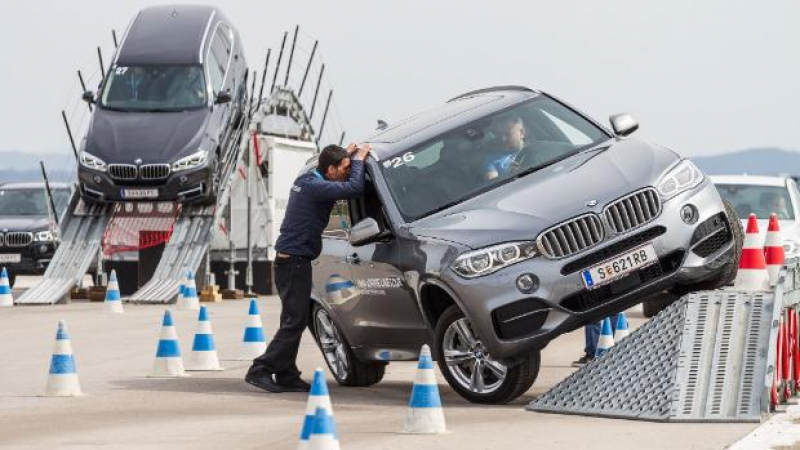 BMW демонстрира предимствата на двойното задвижване на летище „Лесново”