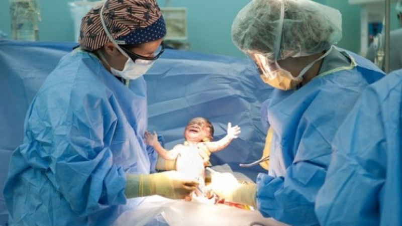 Доктори във Варна върнаха от оня свят майка и бебето й