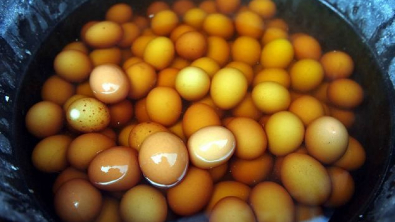 Готвачи предлагат за Великден яйца, сварени в урина на момчета (ВИДЕО)  