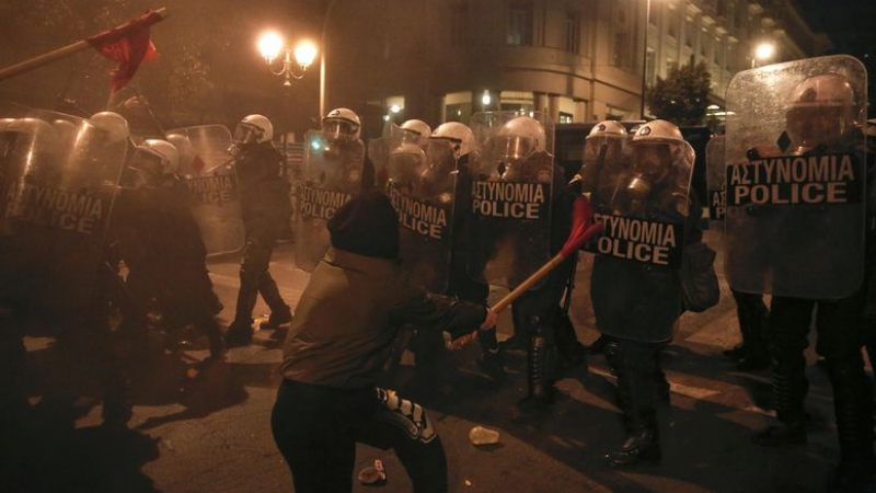 Атина: Полицията разплака протестиращи (ВИДЕО)