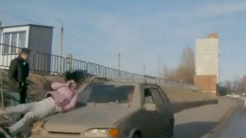 Кола прегази жена, заплеснала се с телефона си (ВИДЕО)