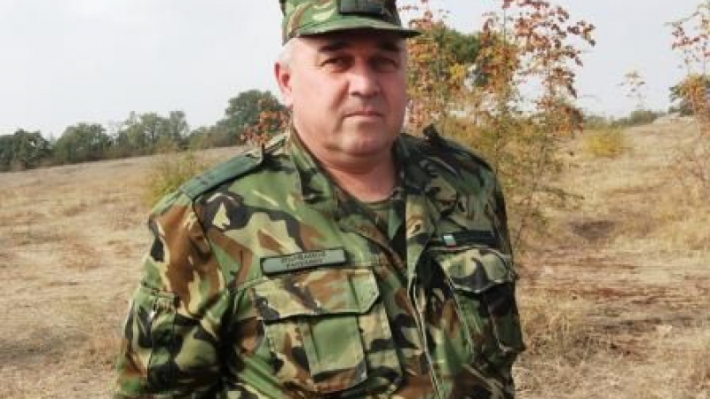 Униформени от Корен и Сухопътни войски погребаха като герой загиналия на магистралата
