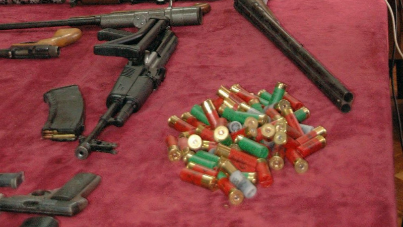 Полицаи откриха боен арсенал и дрога в две къщи в Стражица