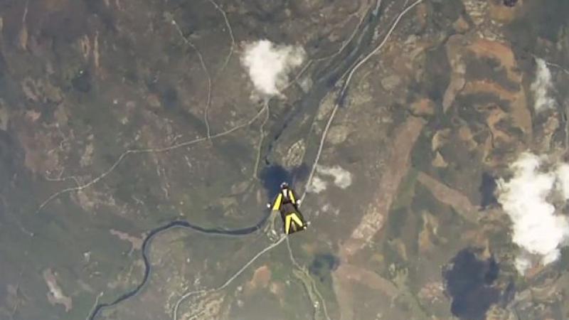 Уникално видео: Метеорит за малко не размаза парашутист