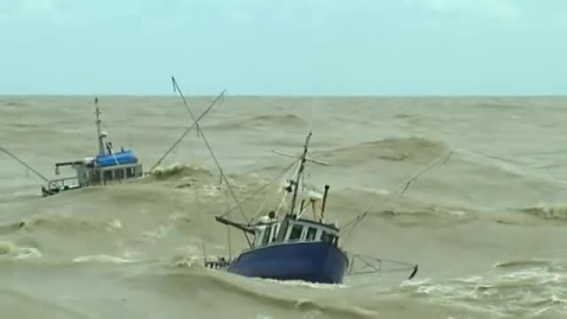 Рибари: Чухме тупване във водата, след минути разбрахме, че капитанът го няма