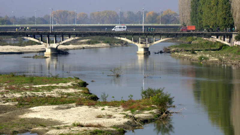 Нефт тече по река Марица
