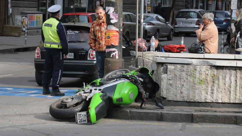 Нова катастрофа на мотор с кола в София