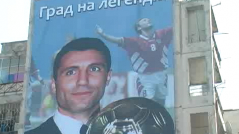 Ликът на Стоичков гледа от панелка (ВИДЕО)