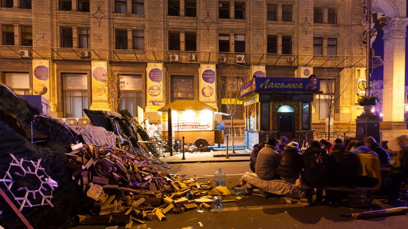 Властта в Киев усмирява майдана с комендатски час