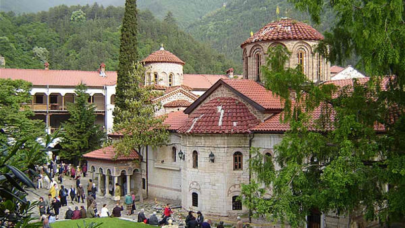 Илия Павлов като чорбаджия дарил 20 милиона лева на Бачковския манастир