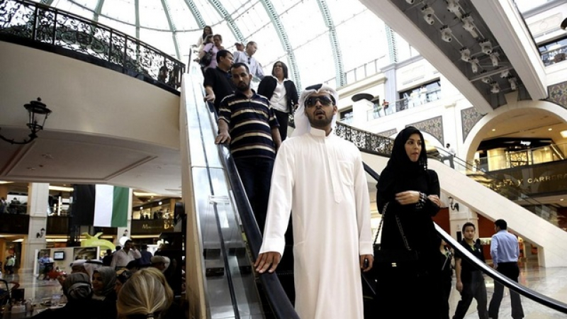 Арабски шейх търси 100 девойки да го съветват как да пазарува