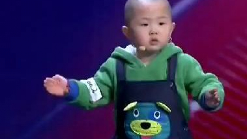 Тригодишно китайче танцува като пластелин (ВИДЕО)