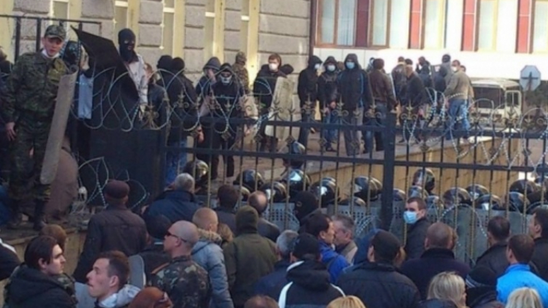 Източна Украйна пламна: Проруски демонстранти щурмуват сгради на властта (НА ЖИВО)