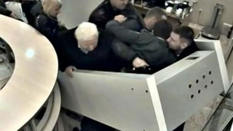 Вижте как със сила бившият прокурор на Украйна се опита да избяга от страната (ВИДЕО)