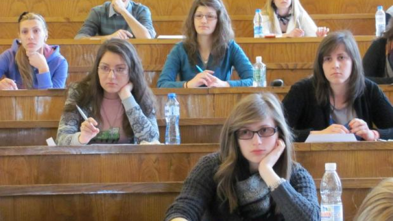 Преписвачите изчезнаха от изпита по български език в СУ 