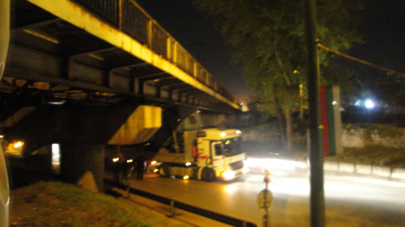 Първо в БЛИЦ: ТИР заседна под жп мост в Пловдив
