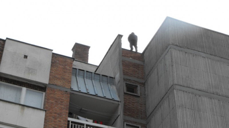 Самоубиец се готви да скочи от сграда във Варна