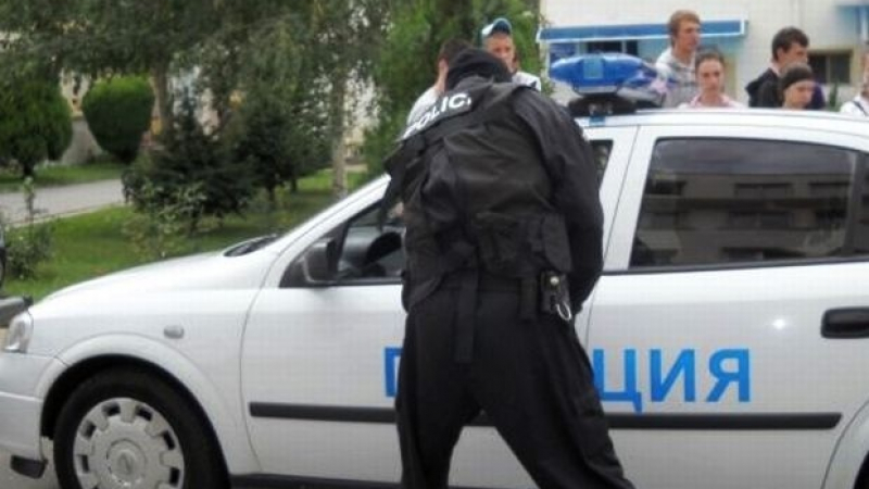 Пиян полицай в бронежилетка размахва оръжие срещу деца в столично училище