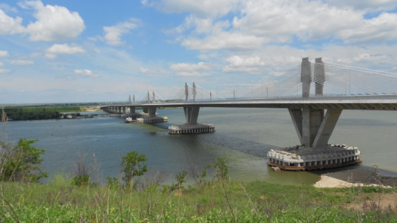 Влак премина пробно по Дунав мост-2, съоръжението издържа 