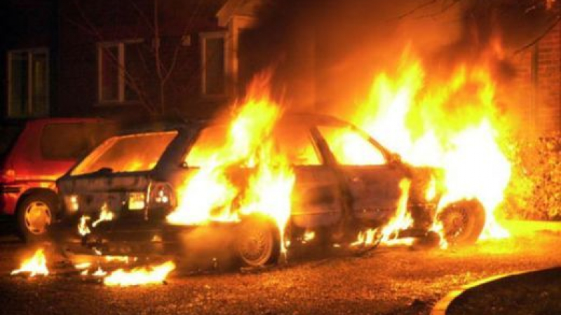 Бандити заляха кола с бензин и я подпалиха!