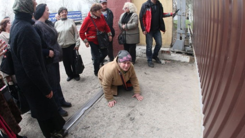 Жени блокират с телата си американските наемници в Донецк