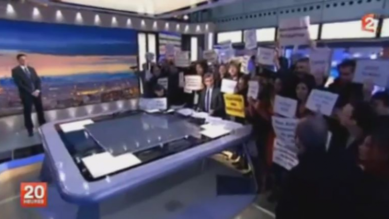 Протестиращи окупираха „на живо“ новините на френска телевизия (ВИДЕО)