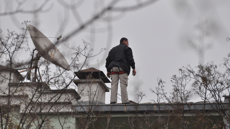 Смятаният за самоубиец мятал предмети по автомобили от покрива на сграда във Варна