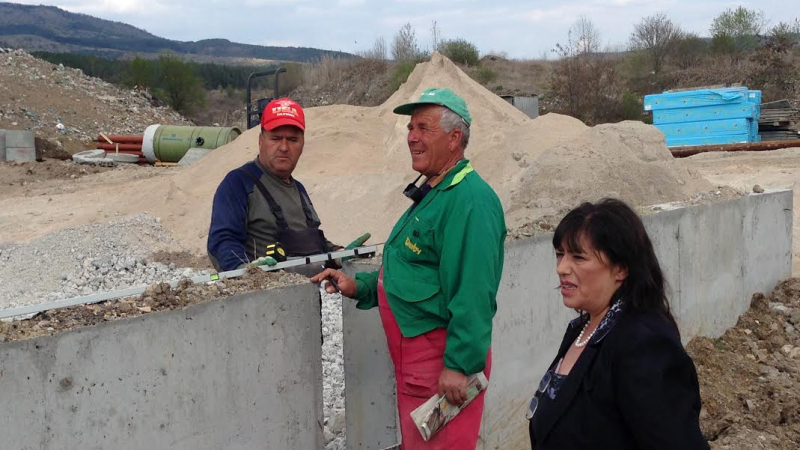 Кметът Росица Янакиева инспектира работата по изграждането на депото за неопасни отпадъци