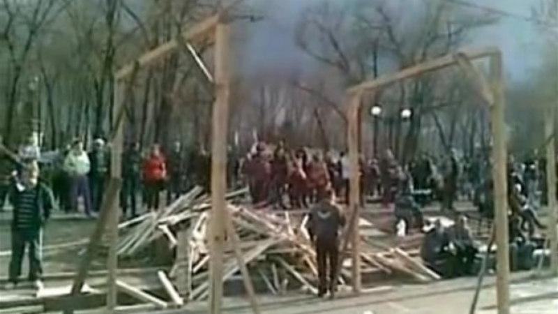 Протестиращите в Луганск сковаха бесилки за бандеровците (ВИДЕО)