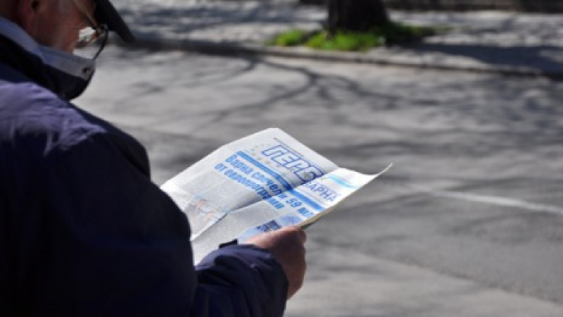 Чиновничка раздава вестник на ГЕРБ заедно с картите за градския транспорт във Варна